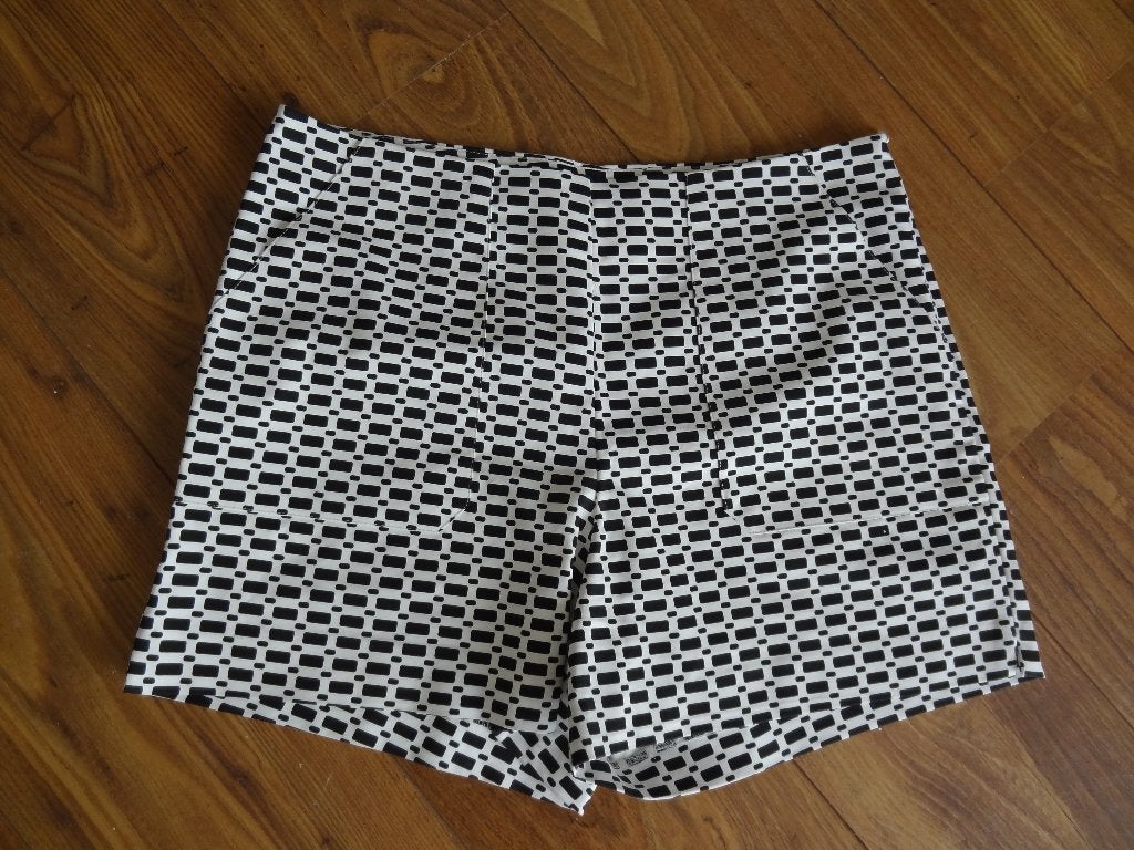 Korte broek, Wit/zwart, Kleding | Dames, Overige kleuren, Kort, Maat 42/44 (L), Ophalen of Verzenden