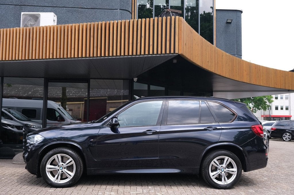 BMW X5 M50d|EXCL.BPM|M-Pakket|Pano|HarmanKardon|Trekhaak|Cam, Auto's, Automaat, 15 km/l, 2993 cc, Zwart