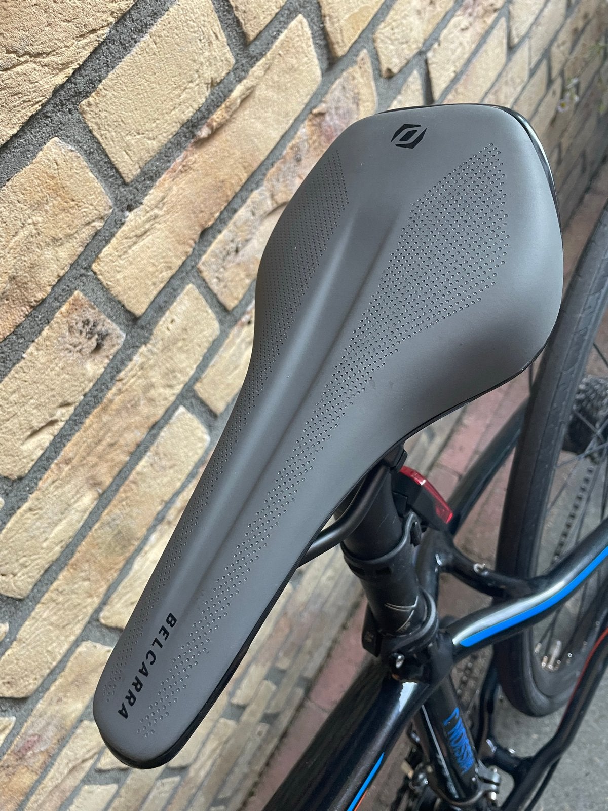 Belcarra Racefiets Zadel - Zo goed als nieuw, Fietsen en Brommers, Fietsonderdelen, Kunststof, Ophalen of Verzenden, Zo goed als nieuw