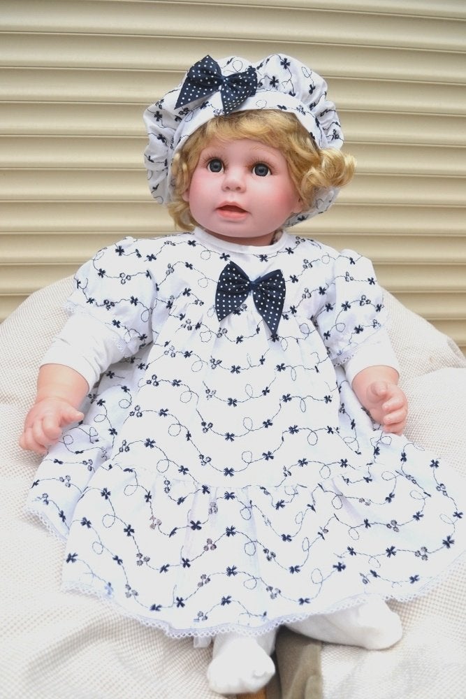 Mooie grote kleuter zit pop met originele kleding NR 7888, Ophalen of Verzenden, Zo goed als nieuw, Pop
