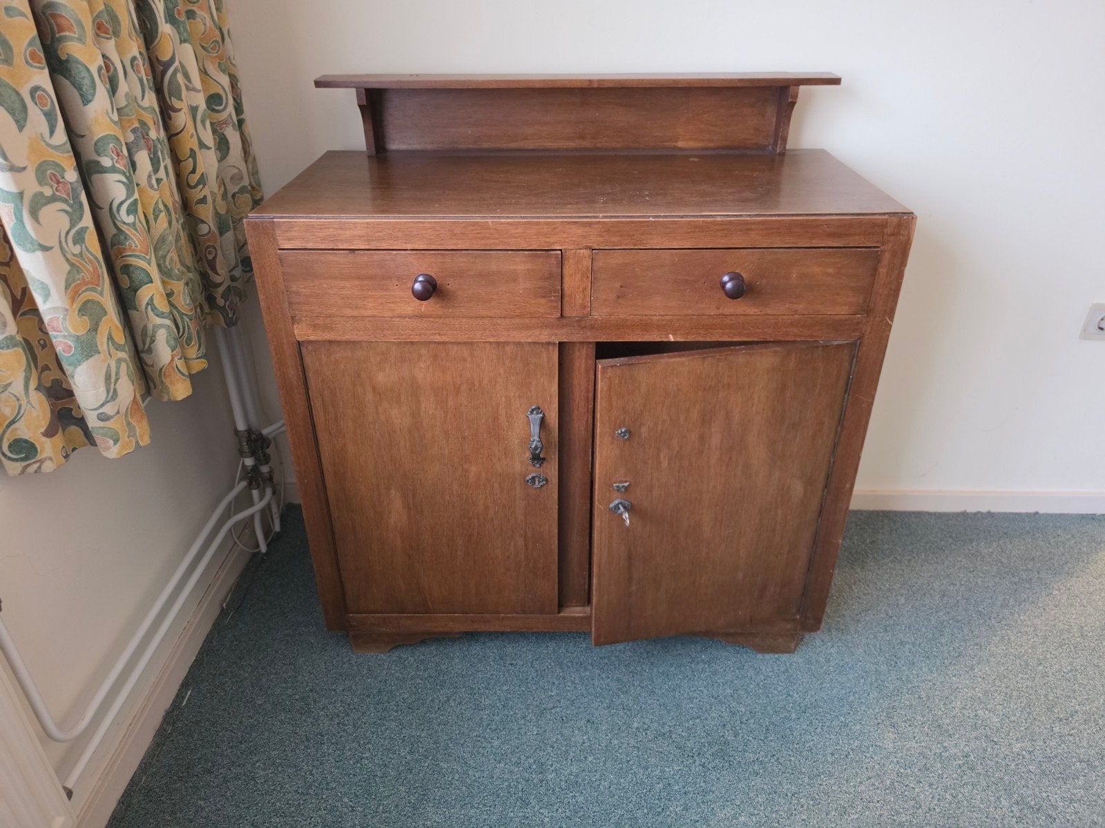 Oude houten buffetkast / dressoir met 2 laden, Ophalen, Gebruikt, 25 tot 50 cm
