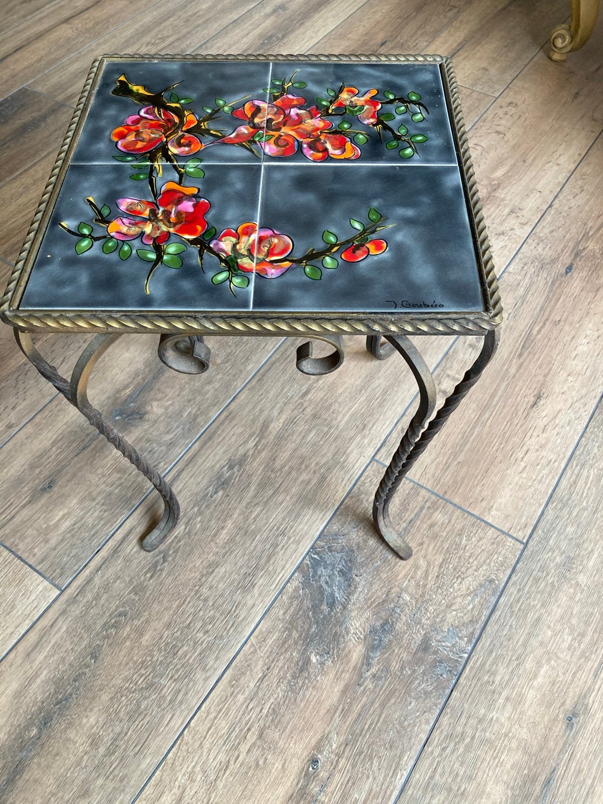 Vintage bijzettafel met tegels, bloemmotief, Huis en Inrichting, Tafels | Bijzettafels, Minder dan 55 cm, Gebruikt, Metaal of Aluminium