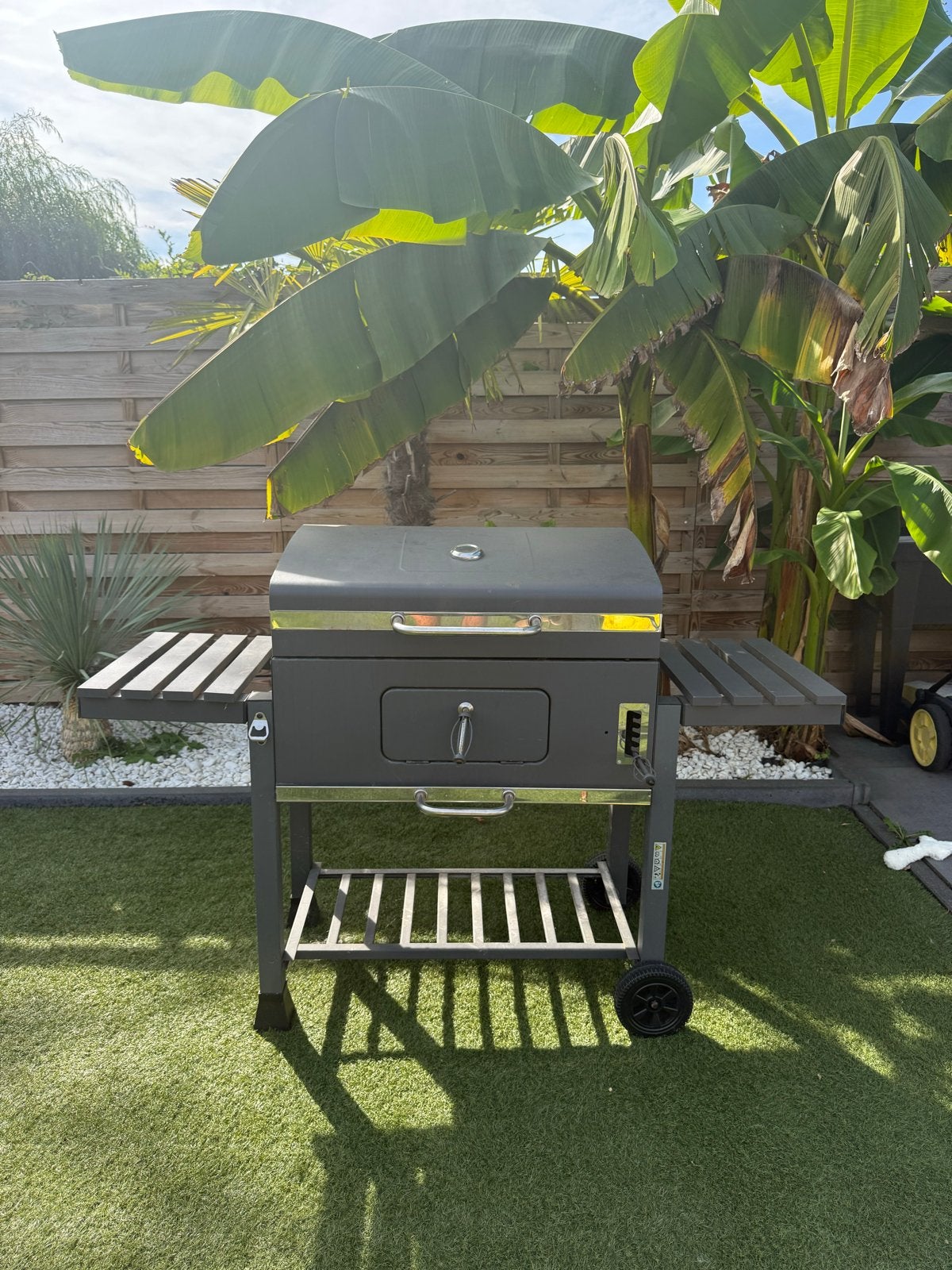 Grote houtskool BBQ met deksel, zijtafels en wielen, Ophalen, Gebruikt, Met accessoires