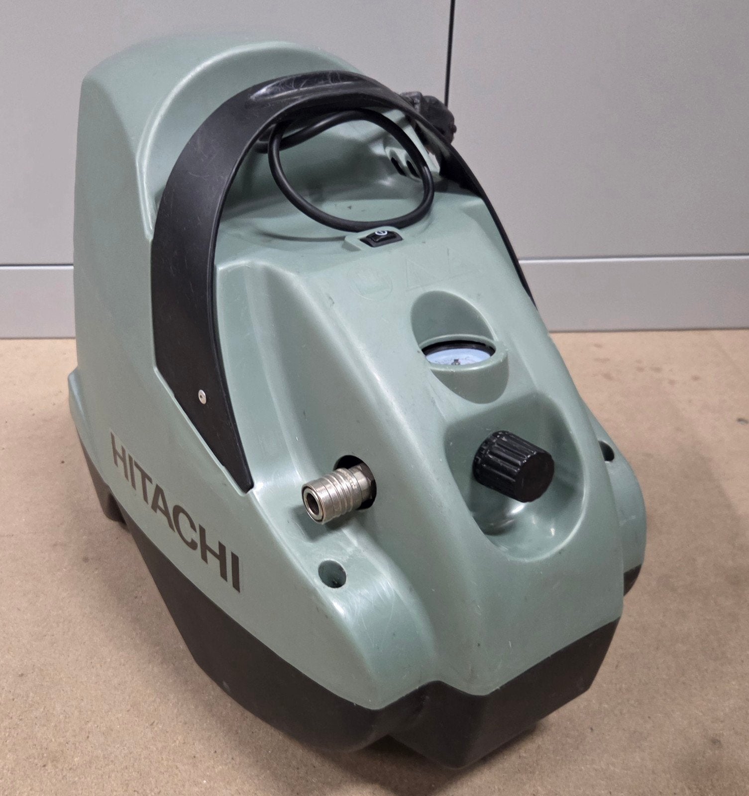 Hitachi compressor - Draagbaar en compact, Ophalen, Gebruikt, 6 tot 10 bar, Minder dan 200 liter/min