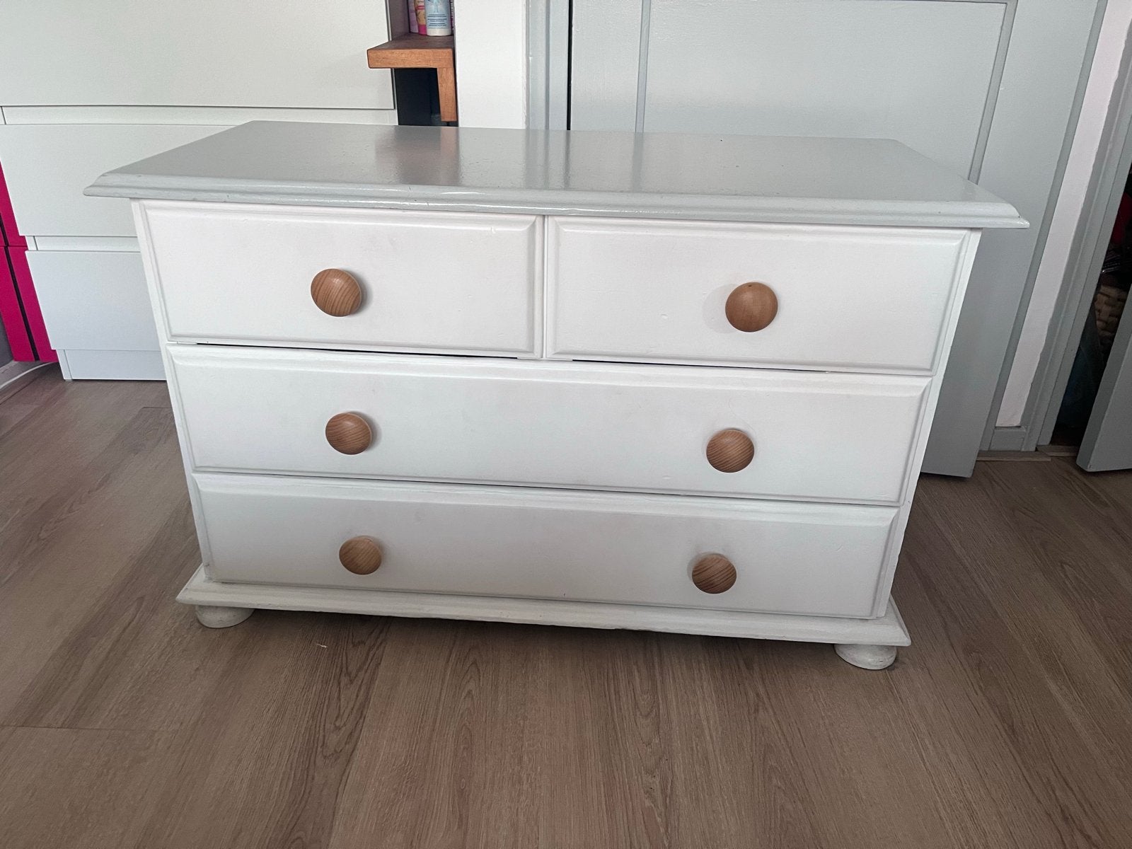Ladekast wit met houten knoppen, Gebruikt, 3 of 4 laden, 25 tot 50 cm, Overige houtsoorten