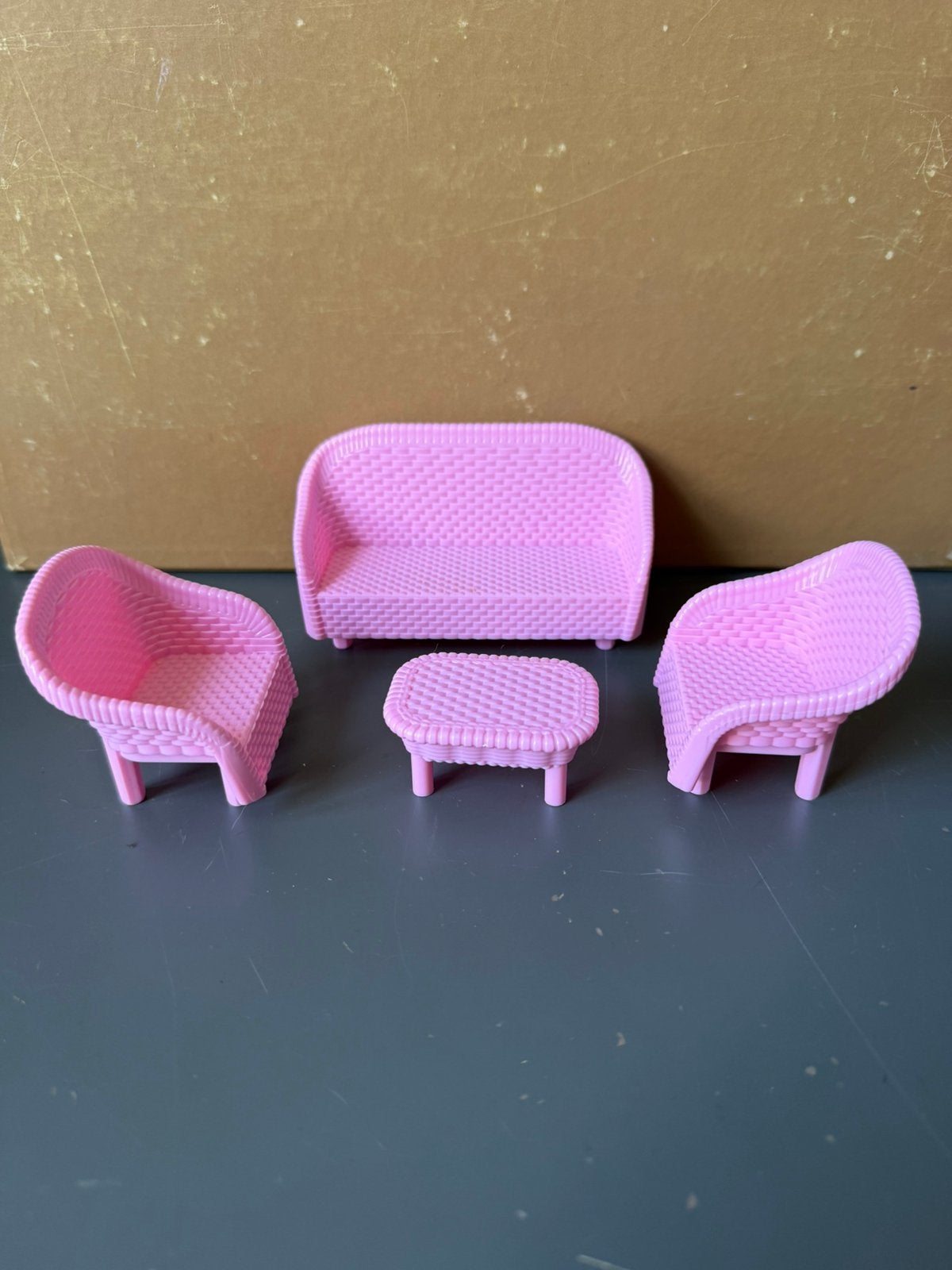 1:16 bank 2x stoel + tafeltje - maat in tekst - kunststof, Ophalen of Verzenden, Zo goed als nieuw, Poppenhuis