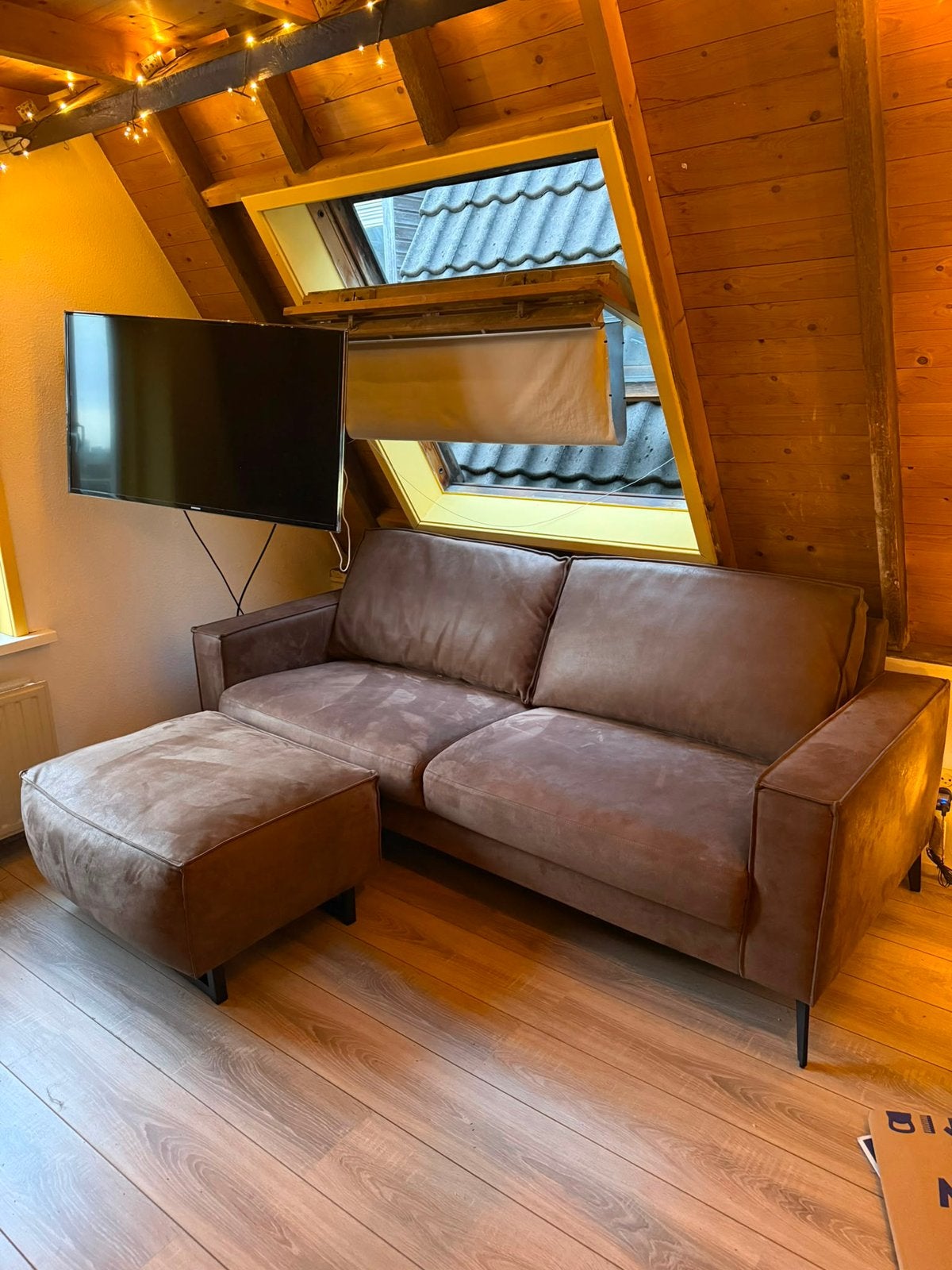 Prachtige suede 2,5/3 zits BANK met hocker, Ophalen, Zo goed als nieuw