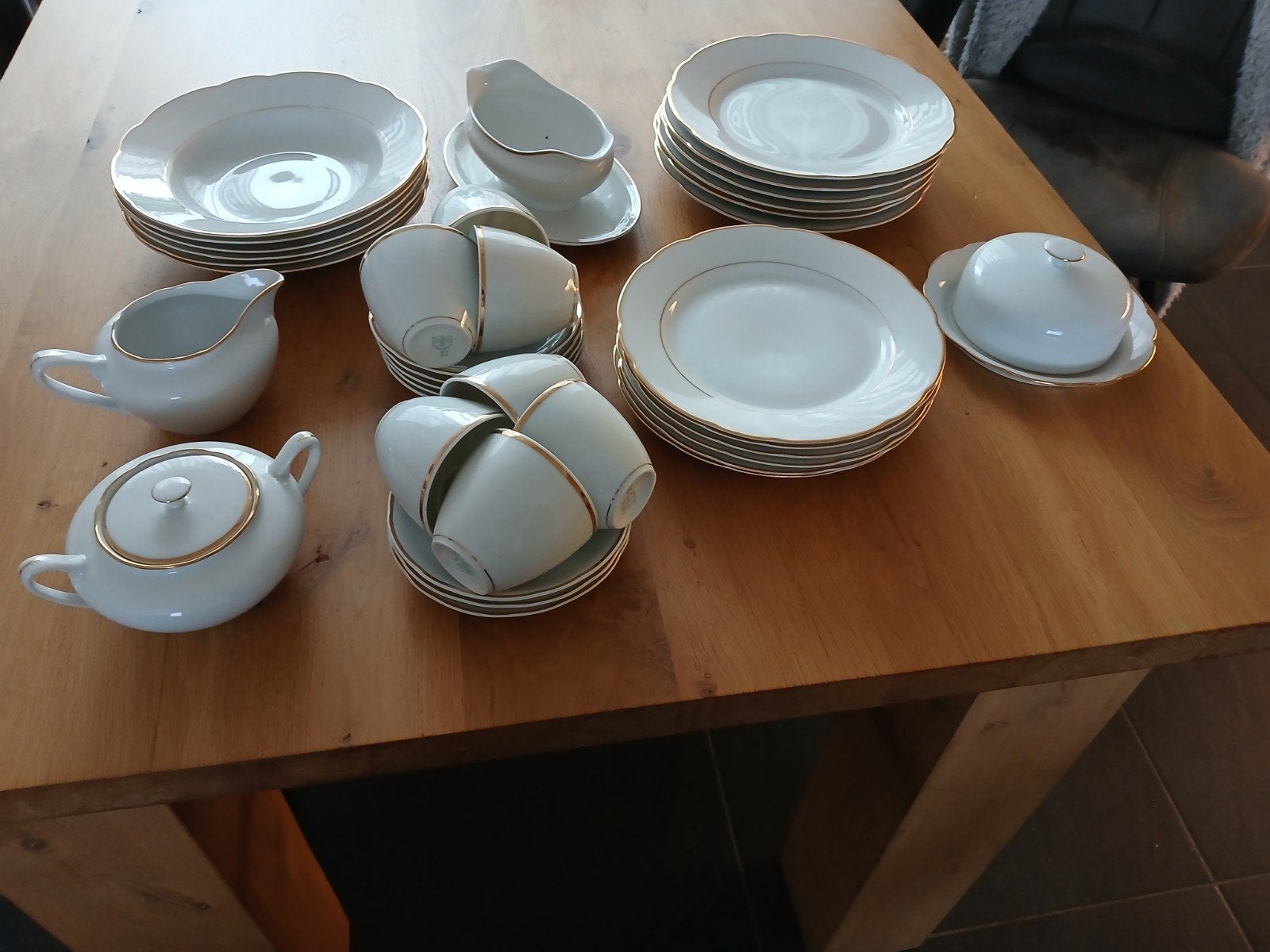 Servies wit met gouden rand, Ophalen