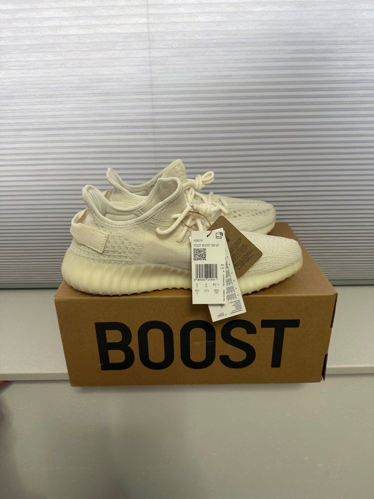 Yeezy Boost 350 V2 Bone - Maat 43 1/3 - Ongedragen, Ophalen of Verzenden, Nieuw, Wit, Sneakers of Gympen