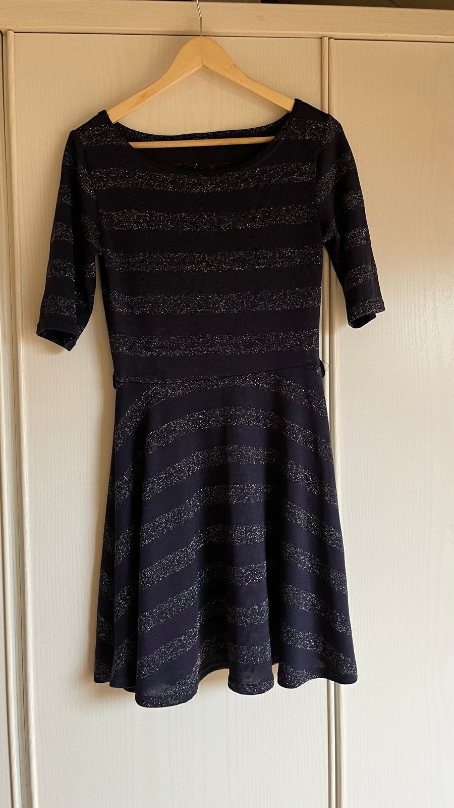 Donkerblauw jurkje met glitterstrepen - Maat 38, Kleding | Dames, Blauw, Ophalen of Verzenden, Zo goed als nieuw, Maat 36 (S)