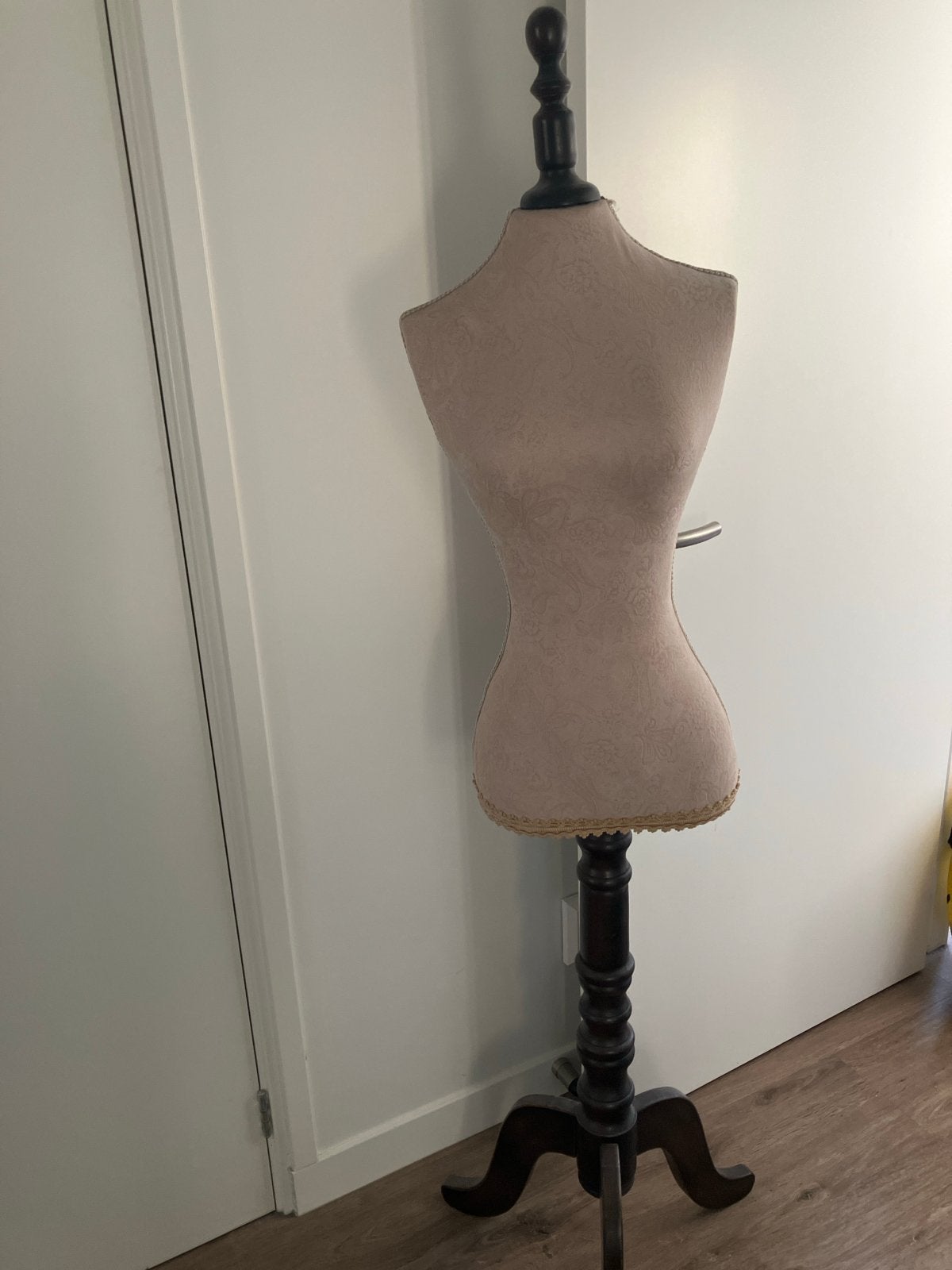 Mooi afgewerkt torso met houten standaard, Ophalen of Verzenden