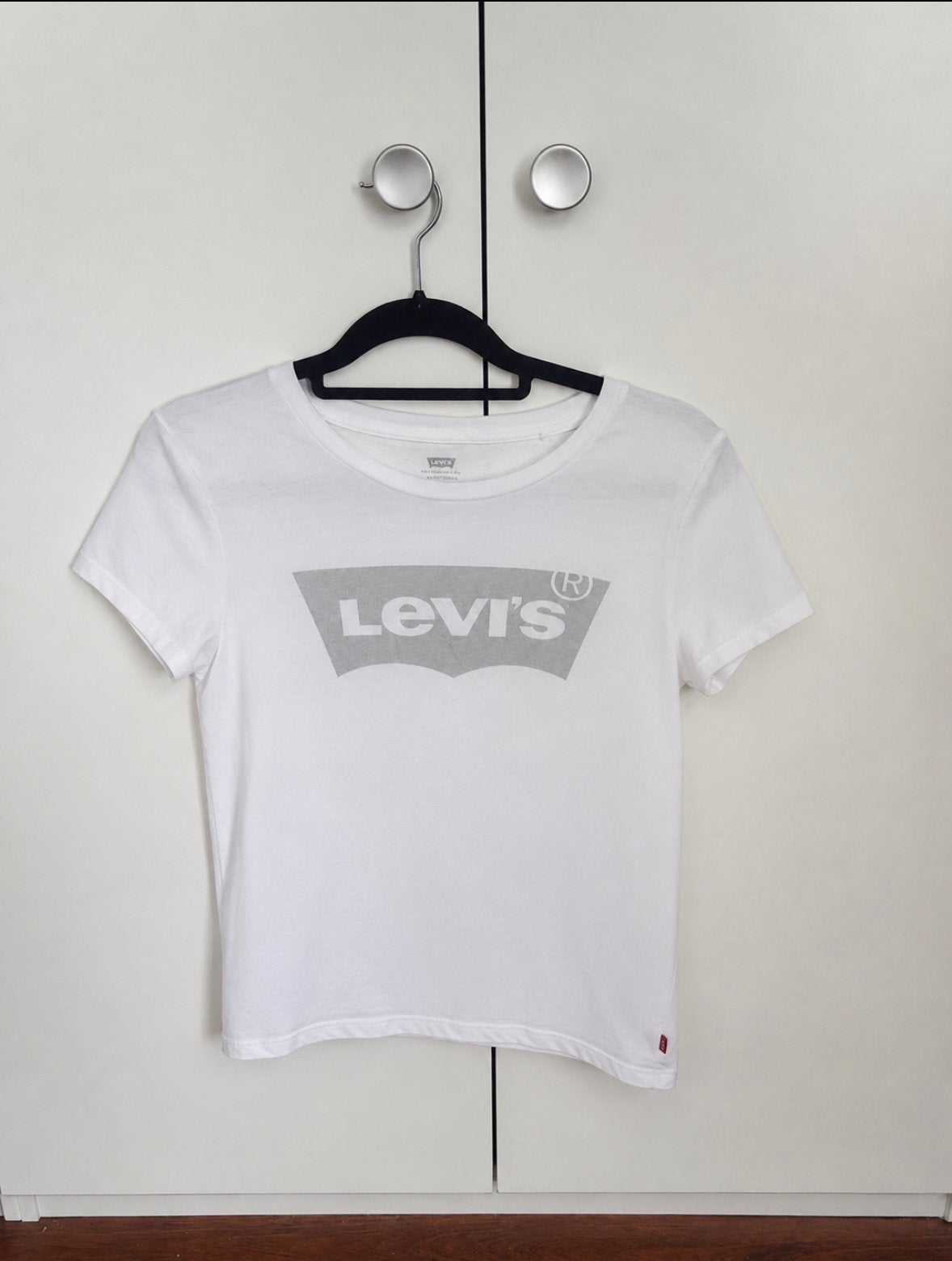 Levi’s T-shirt wit met zilveren glitterlogo – maat M (214), Kleding | Dames, T-shirts, Maat 38/40 (M), Wit, Ophalen of Verzenden
