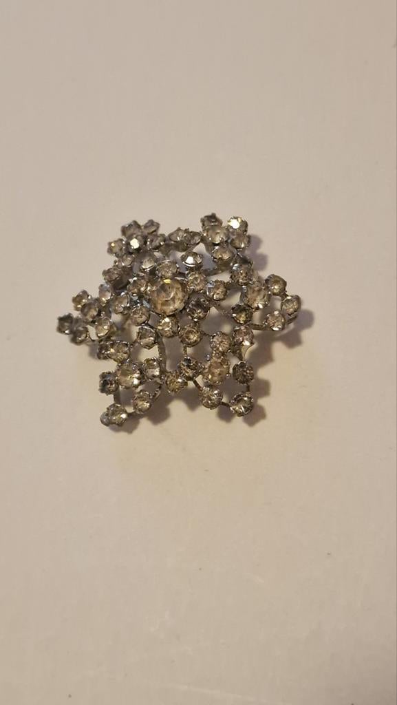 Zilverkleurige broche met strass steentjes, Verzenden