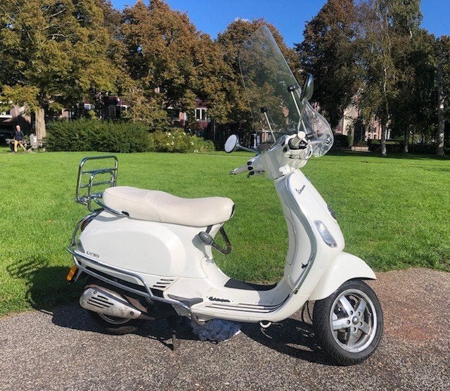 Bijzondere en volledig witte Vespa LX50 - geel kenteken I, Fietsen en Brommers, Scooters | Vespa, Gebruikt, Maximaal 45 km/u, Ophalen of Verzenden