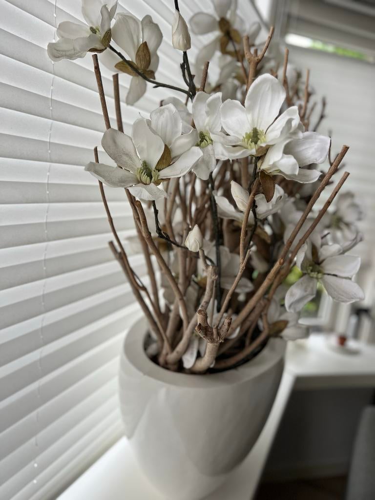 Prachtige vaas met kunstbloemen - Moederdag cadeau, Ophalen of Verzenden, Inclusief kunstbloemen, Bloemstuk, Steen/keramiek