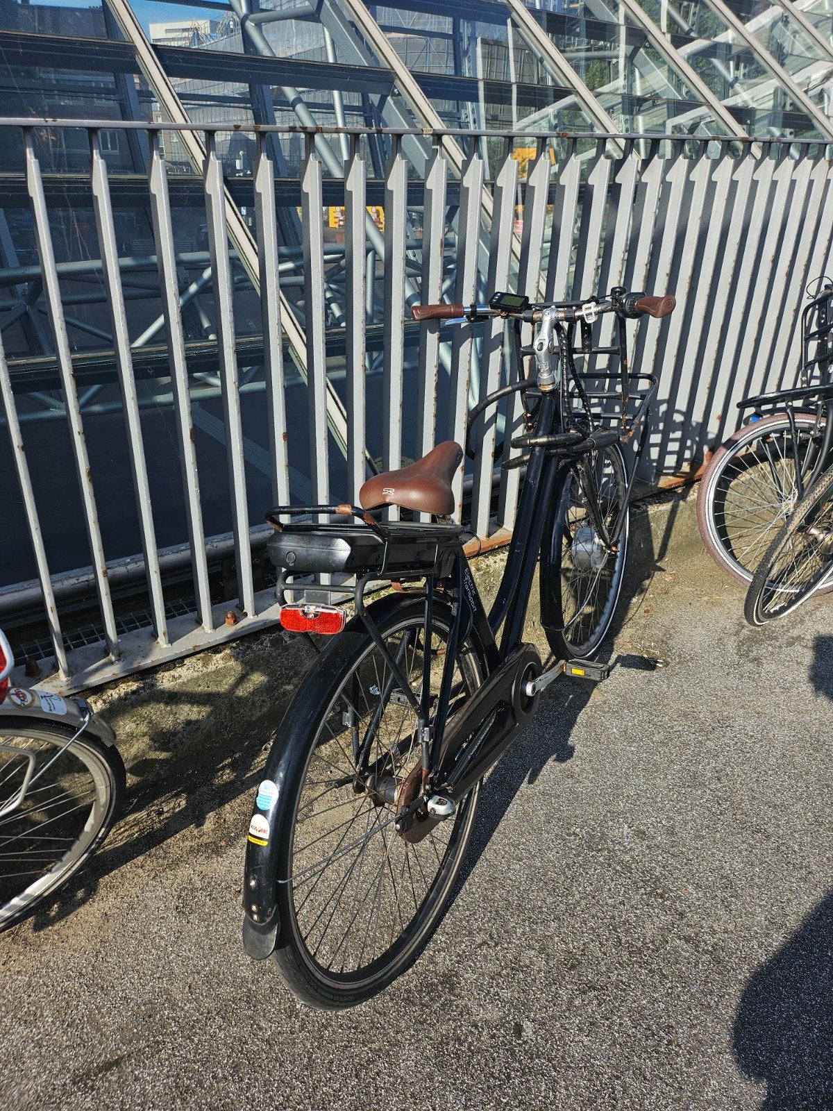 Zwarte elektrische fiets met voordrager en mand, Overige merken, Gebruikt, Ophalen of Verzenden, 51 tot 55 cm