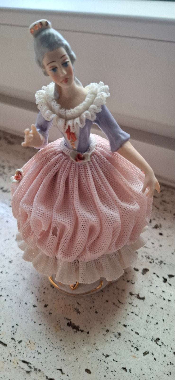 Vintage Dresden porseleinen beeldje dame met kanten rok, Ophalen of Verzenden, Gebruikt, Mens