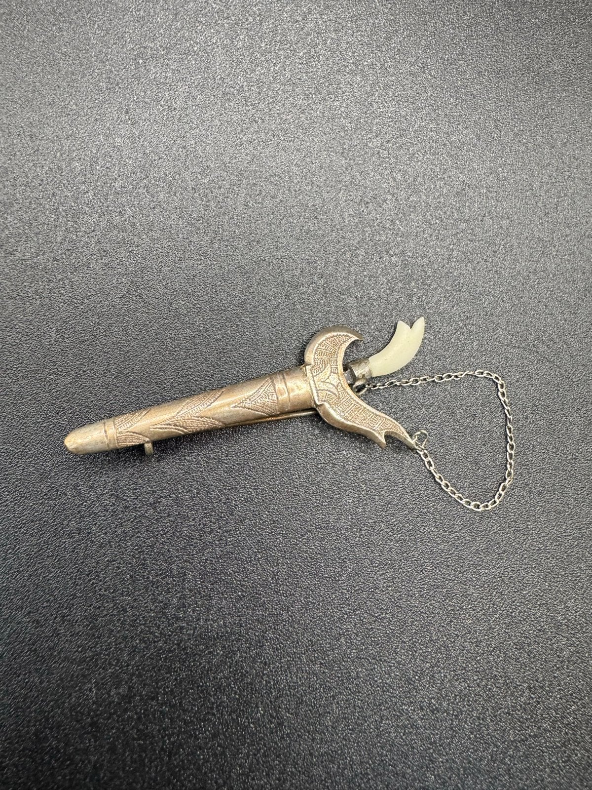 Vintage zilveren keris broche, Verzenden, Gebruikt, 4 tot 7 cm, Zilver