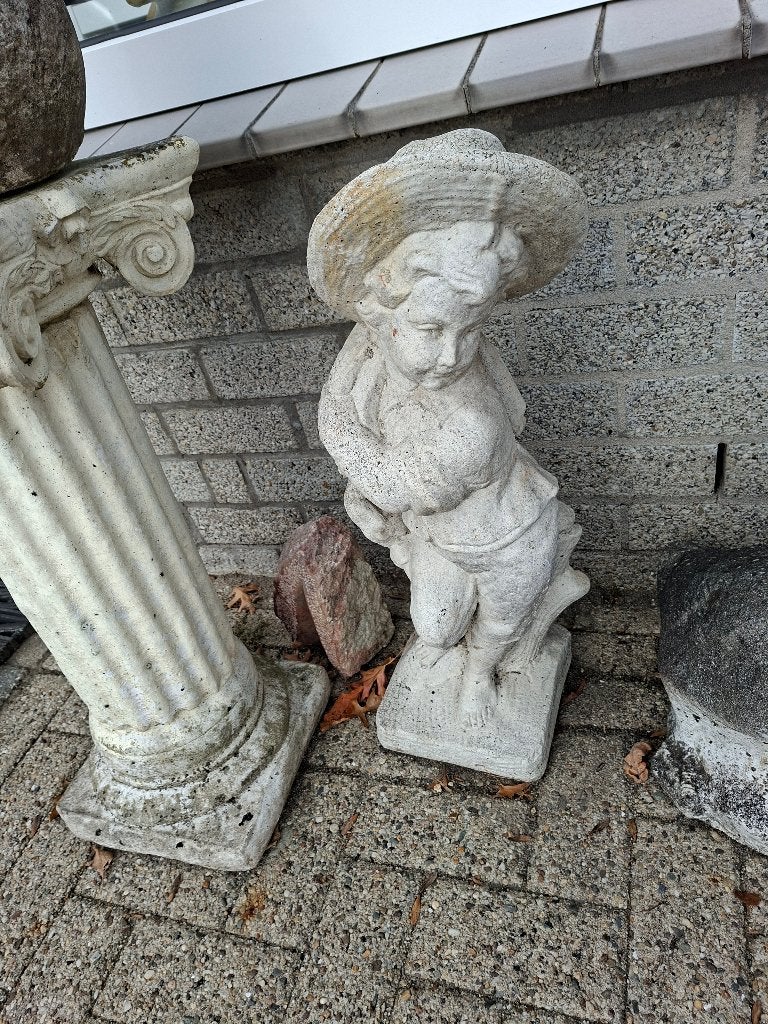 Charmant tuinbeeld van een jongen met een hoed., Tuin en Terras, Ophalen of Verzenden, Gebruikt, Steen