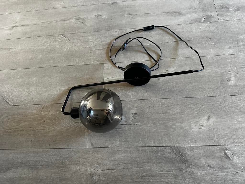 Wandlamp zwart metaal en glazen smoke bol, Ophalen of Verzenden, Zo goed als nieuw, Glas