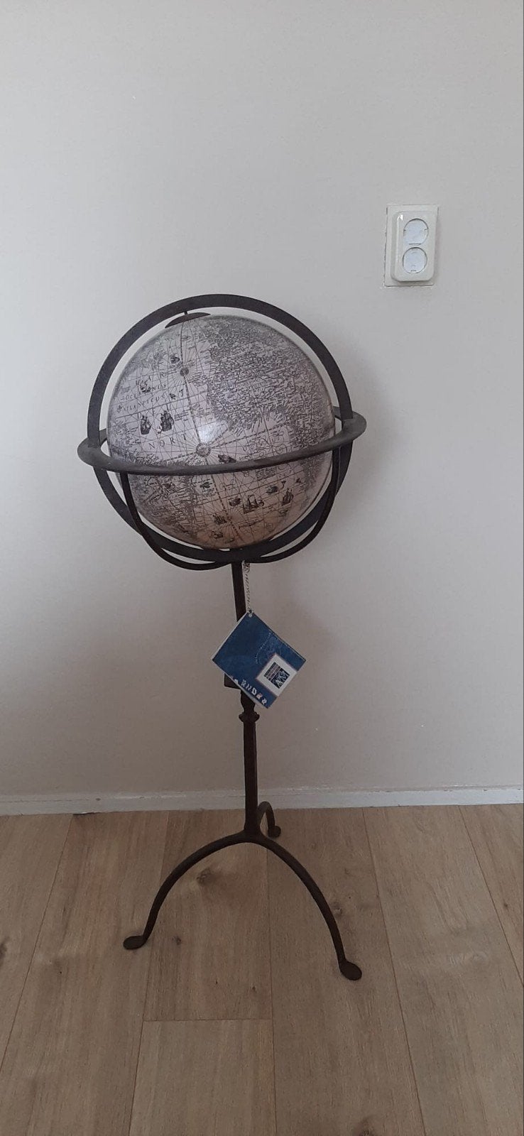 Mooie globe op smeedijzeren voet Authentic Models, Ophalen