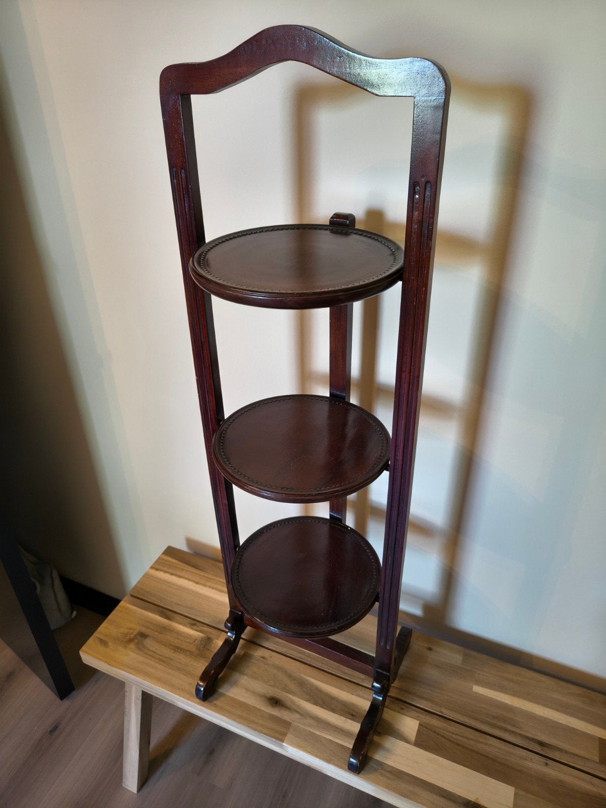 Oude Engelse opklapbare cake stand van hout, Antiek en Kunst, Antiek | Woonaccessoires, Ophalen of Verzenden
