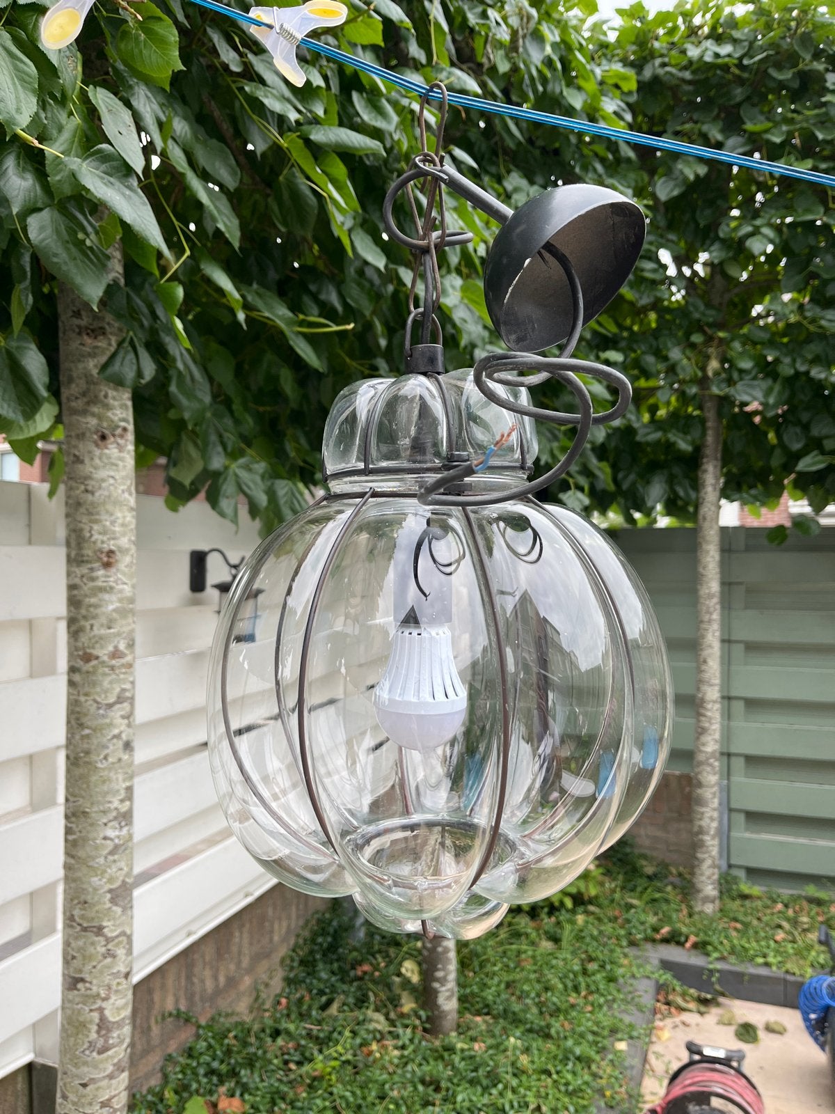 Glazen hanglamp met metalen frame, Ophalen of Verzenden, Gebruikt, Glas, E27 (groot)