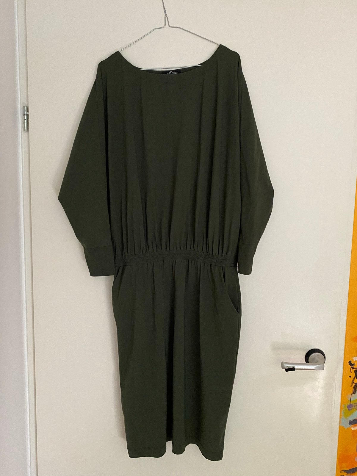 La Dress by Simone jurk maat L, olijfgroen, Maat 42/44 (L), Ophalen of Verzenden, Zo goed als nieuw, Knielengte