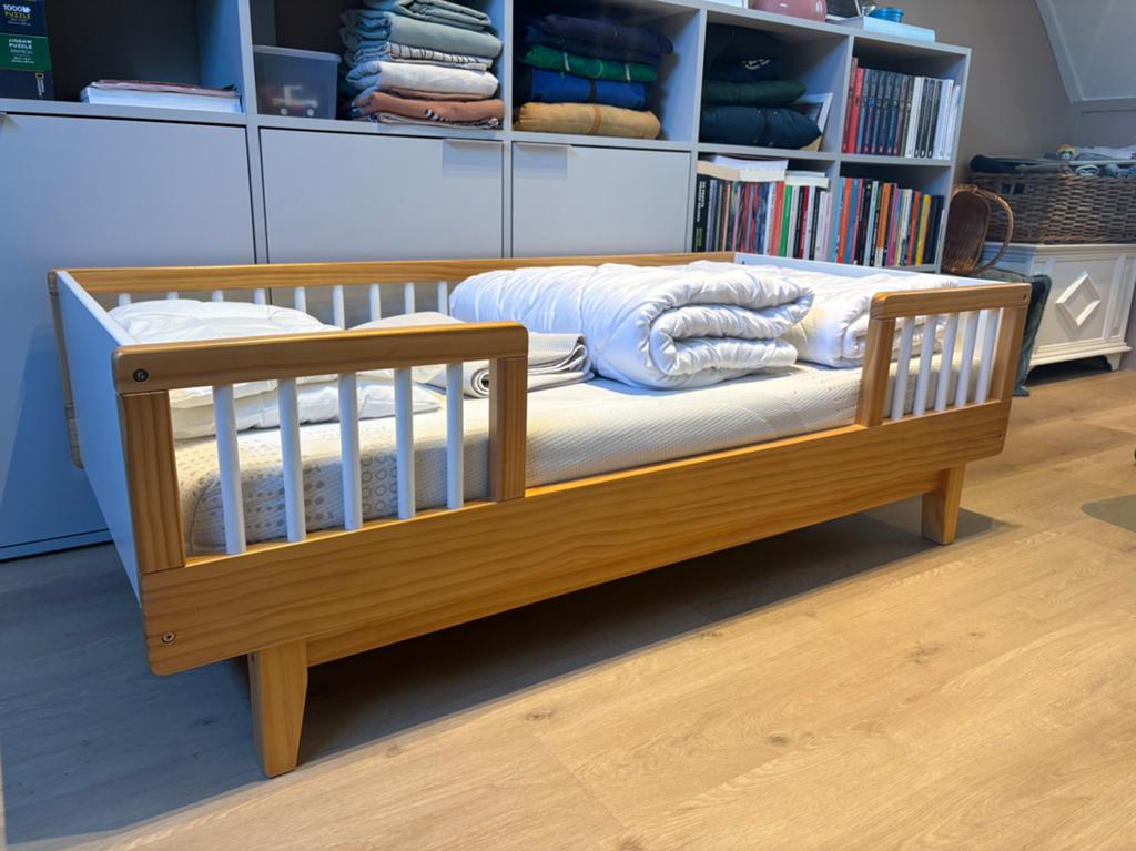 Peuterbed Petit Ameli inclusief accessoires, Kinderen en Baby's, Kinderkamer | Bedden, Ophalen, Gebruikt, 70 tot 85 cm, 140 tot 160 cm