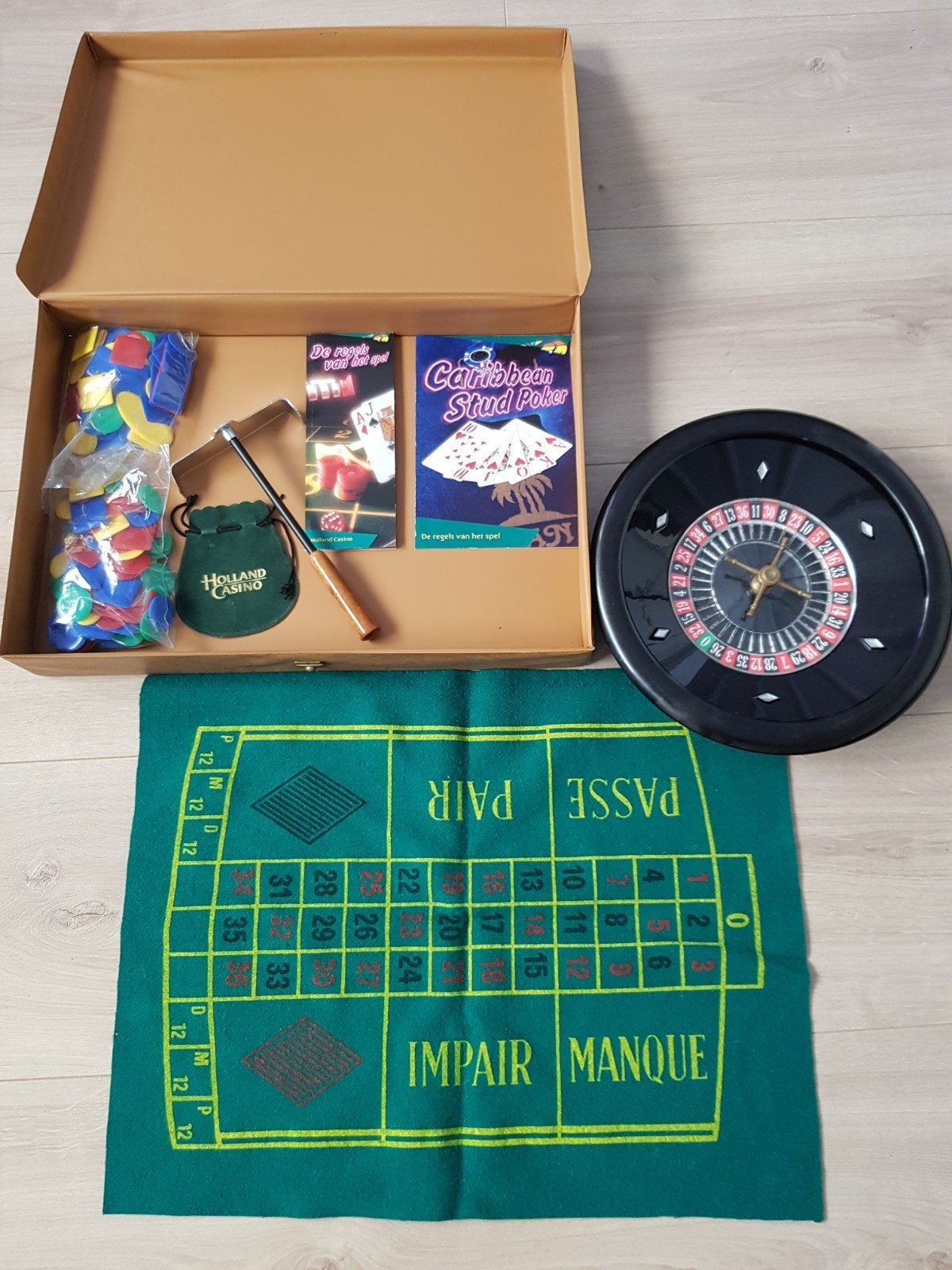Roulette-set met fiches en speelmat, Ophalen of Verzenden, Zo goed als nieuw
