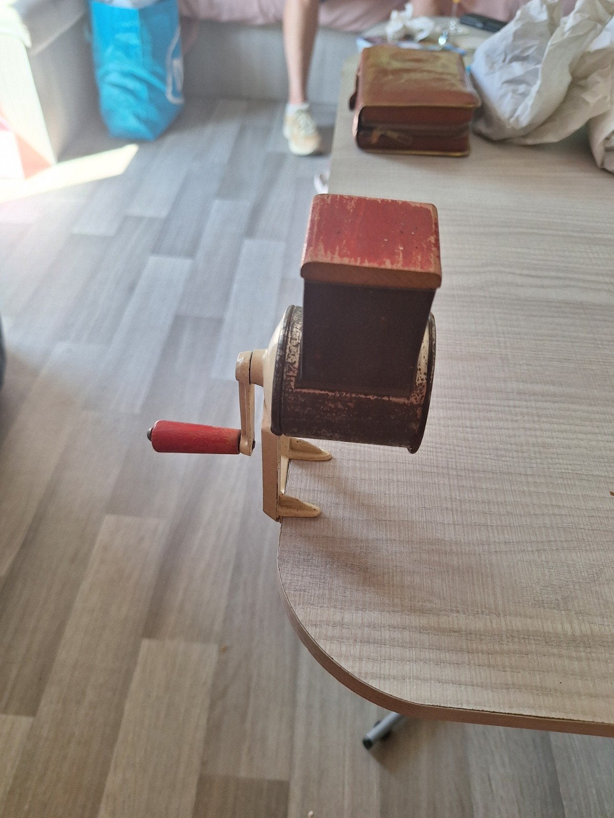 Vintage handmatige rasp/molen met klem, Antiek en Kunst, Ophalen of Verzenden
