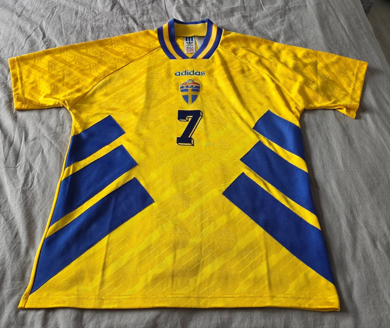 Zweden Adidas Reissue Voetbalshirt 1994 Larsson #7 Maat M, Maat M, Ophalen of Verzenden, Zo goed als nieuw, Shirt