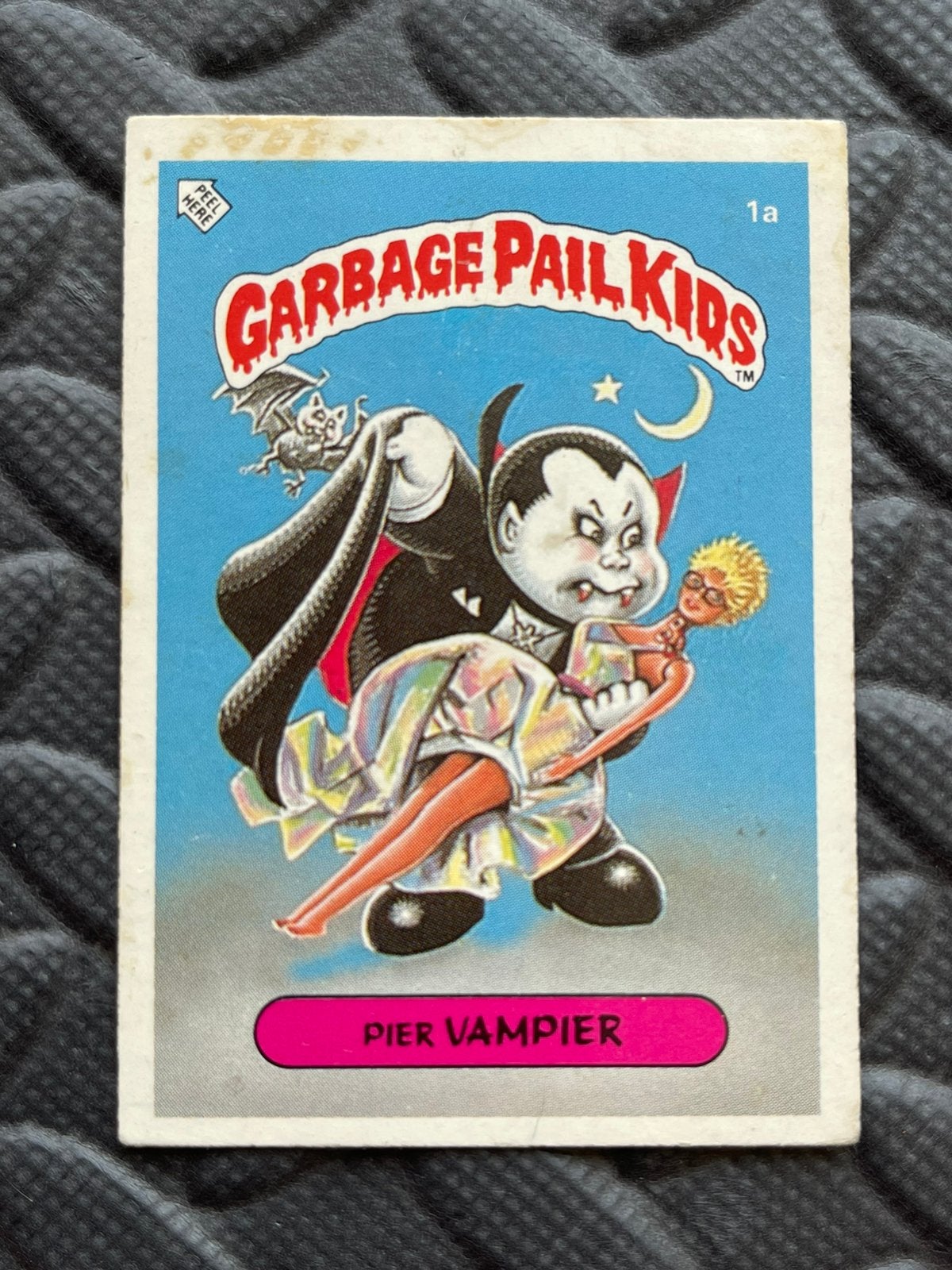 Garbage Pail Kids 1985 | Pier Vampier #1a |  Nederland, Hobby en Vrije tijd, Stickers en Plaatjes, Ophalen of Verzenden, Gebruikt
