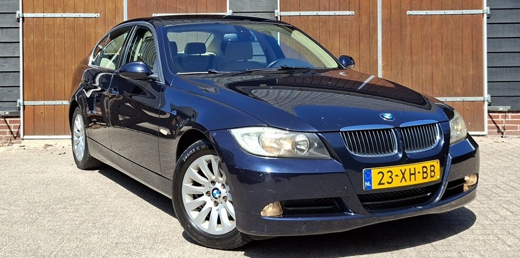 BMW 3-serie 320i High Executive | Airco | Cruise control | P, Stof, 4 cilinders, 150 pk, Blauw