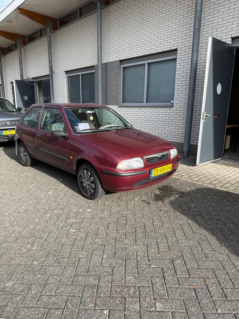 Mazda 121 1.3 I LX 1999 Rood, Auto's, Mazda, Particulier, Benzine, Hatchback, Handgeschakeld, Origineel Nederlands, Rood, Grijs