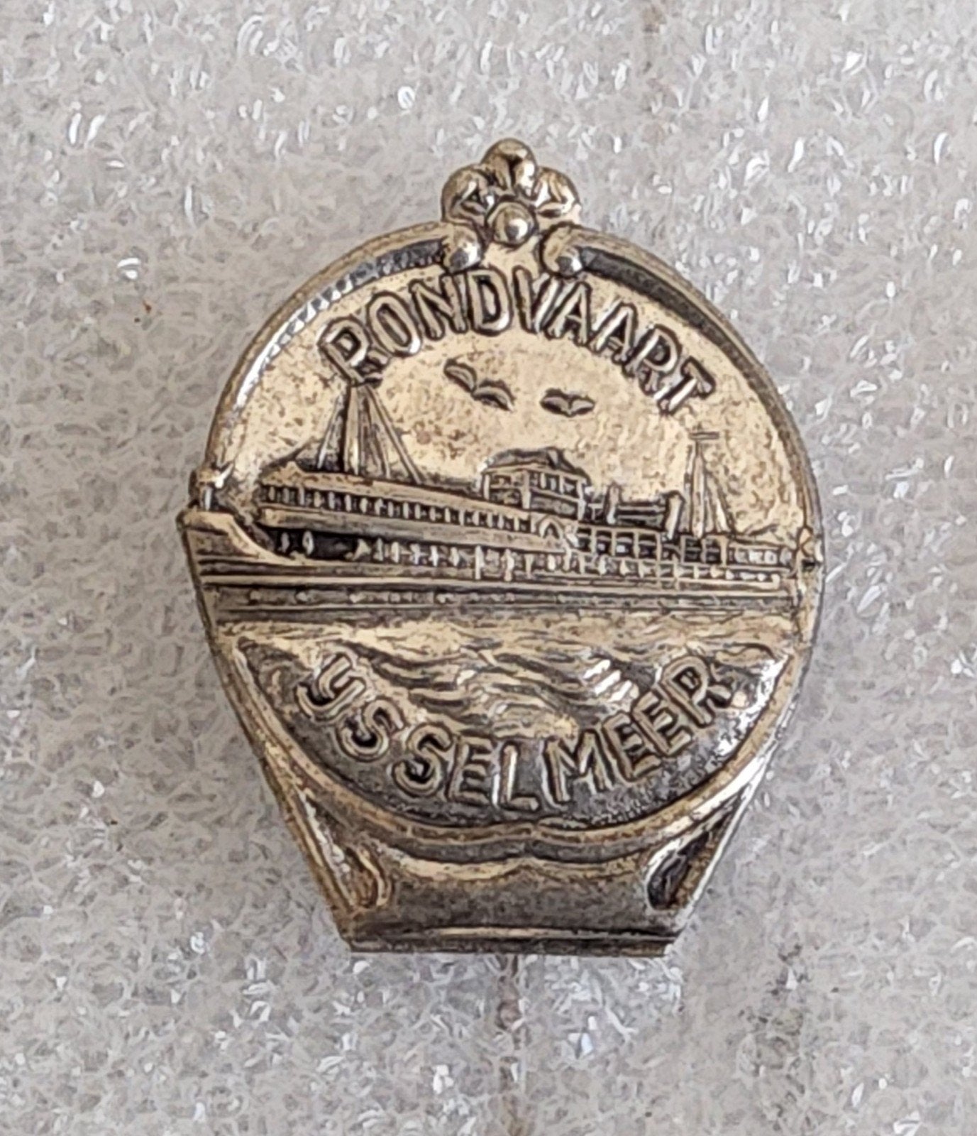Vintage Speldje Rondvaart IJsselmeer Schip, Ophalen of Verzenden, Gebruikt, Stad of Land, Speldje of Pin