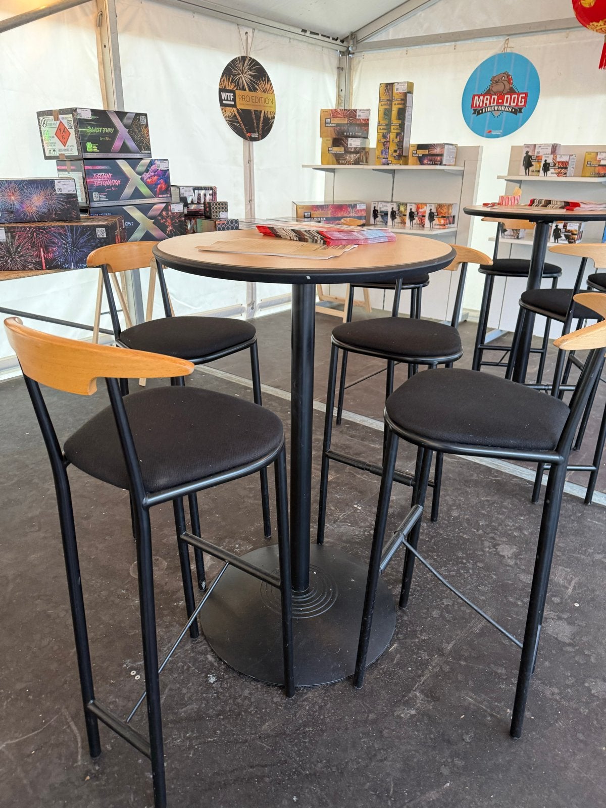 Staantafel met 3 stoelen (2 sets beschikbaar), Ophalen of Verzenden, Gebruikt, Hout