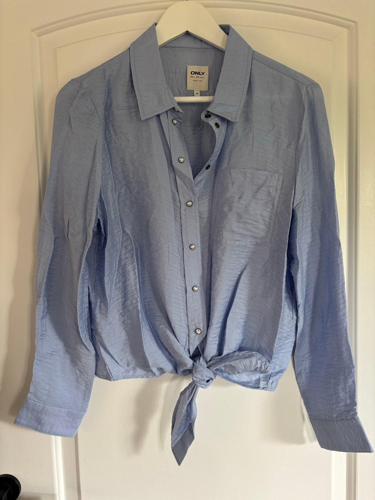 ONLY Lichtblauwe Blouse met Knoopdetail Maat M, Ophalen of Verzenden, Zo goed als nieuw, Maat 38/40 (M), Blauw