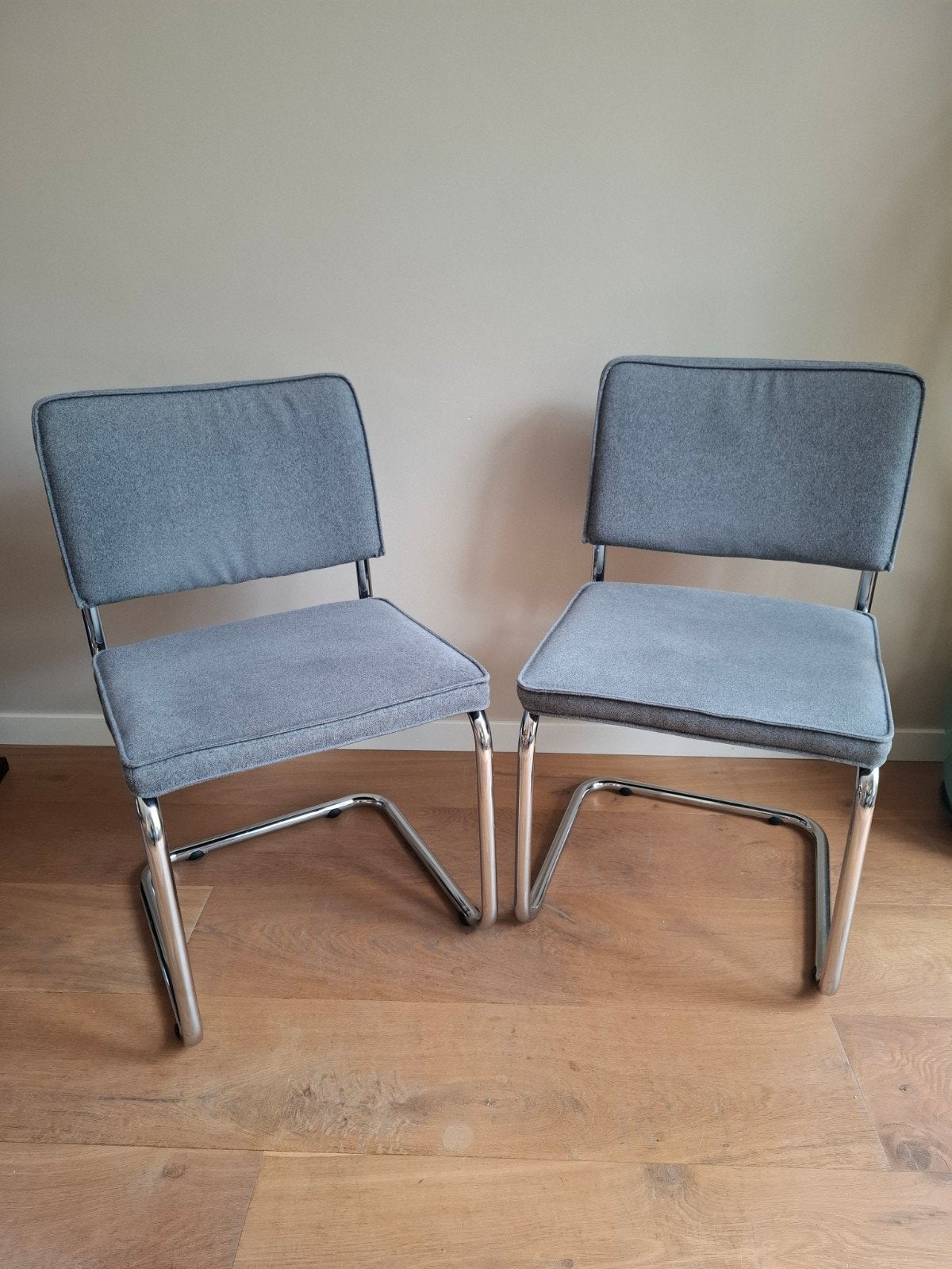 2 grijze Zuiver Ridge stoelen, Ophalen, Gebruikt, Grijs, Twee