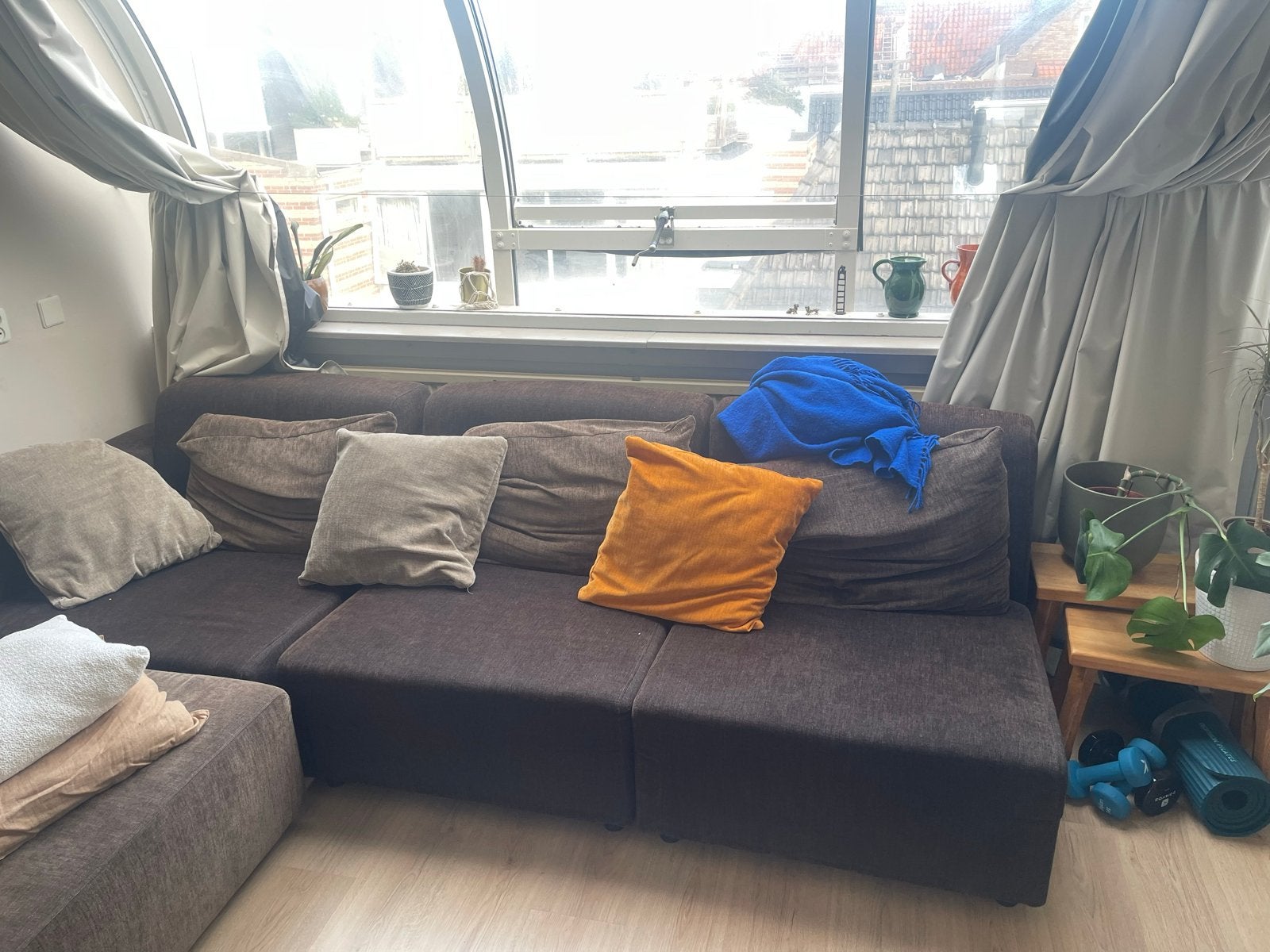 Comfortabele bruine bank met poef, Ophalen, 250 tot 300 cm, Gebruikt, 100 tot 125 cm