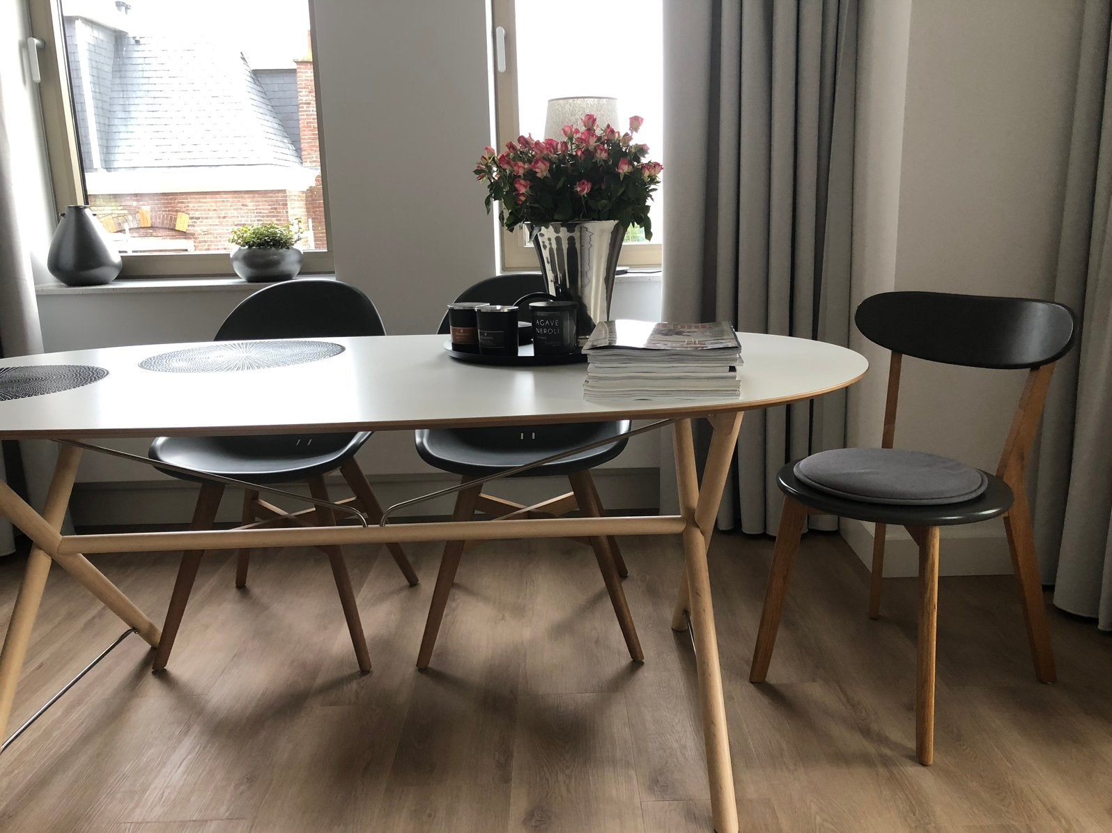 Ovale eettafel met houten onderstel - Modern design IKEA, Gebruikt, 150 tot 200 cm, Vier personen, Ovaal