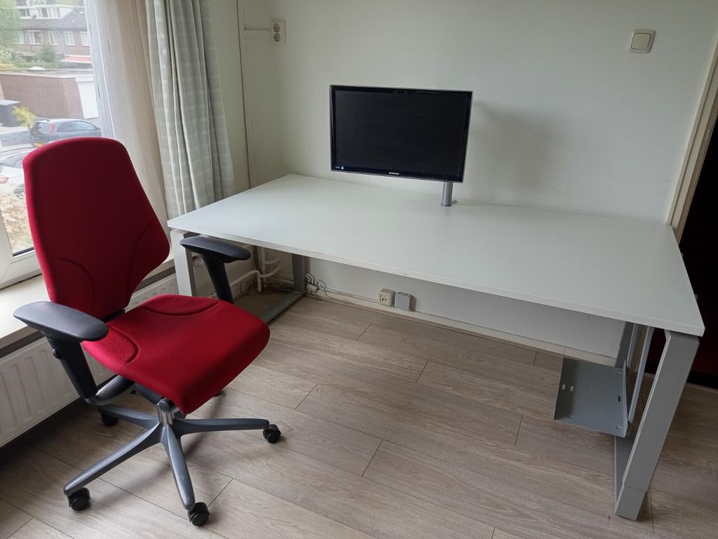 Markant bureau wit eventueel met monitor en bureaustoel, Ophalen, Gebruikt