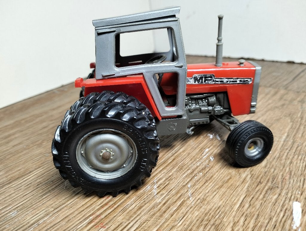 Te koop Britains Massey Ferguson 595 dubbellucht 2-WD.(M), Ophalen of Verzenden, Gebruikt, Tractor of Landbouw, Britains