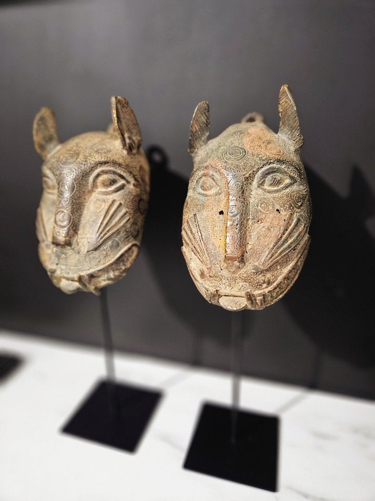 Prachtig paar Benin-stijl bronzen luipaardmaskers, Antiek en Kunst, Ophalen