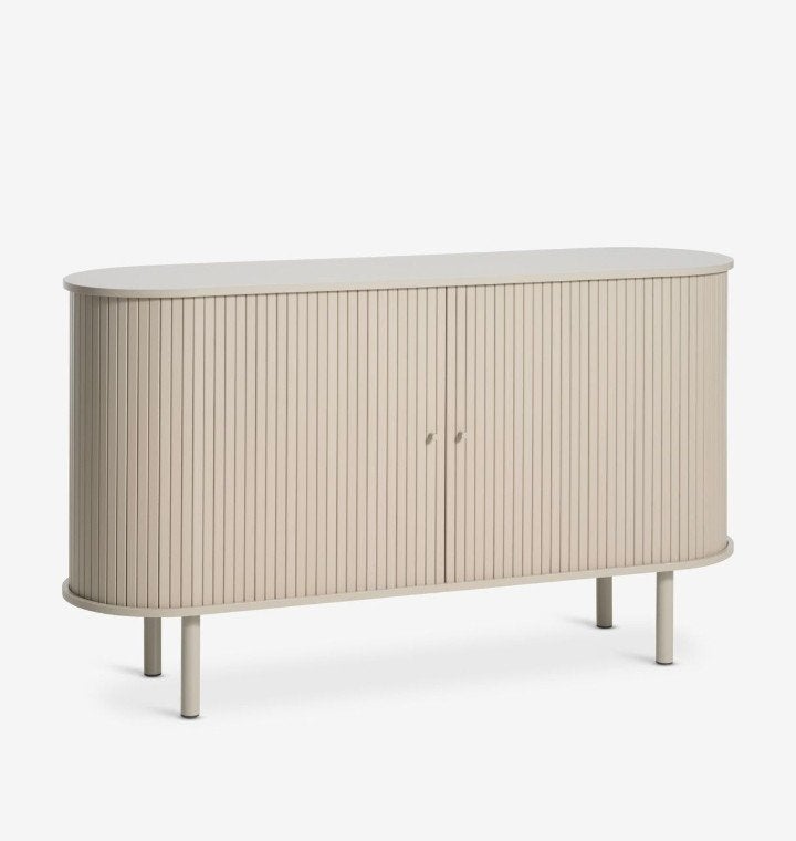 JYSK DYVVIG Sideboard 140cm Tambour Sand - Nieuw in doos, Ophalen, Met deur(en), 100 tot 150 cm, Modern, Scandinavisch