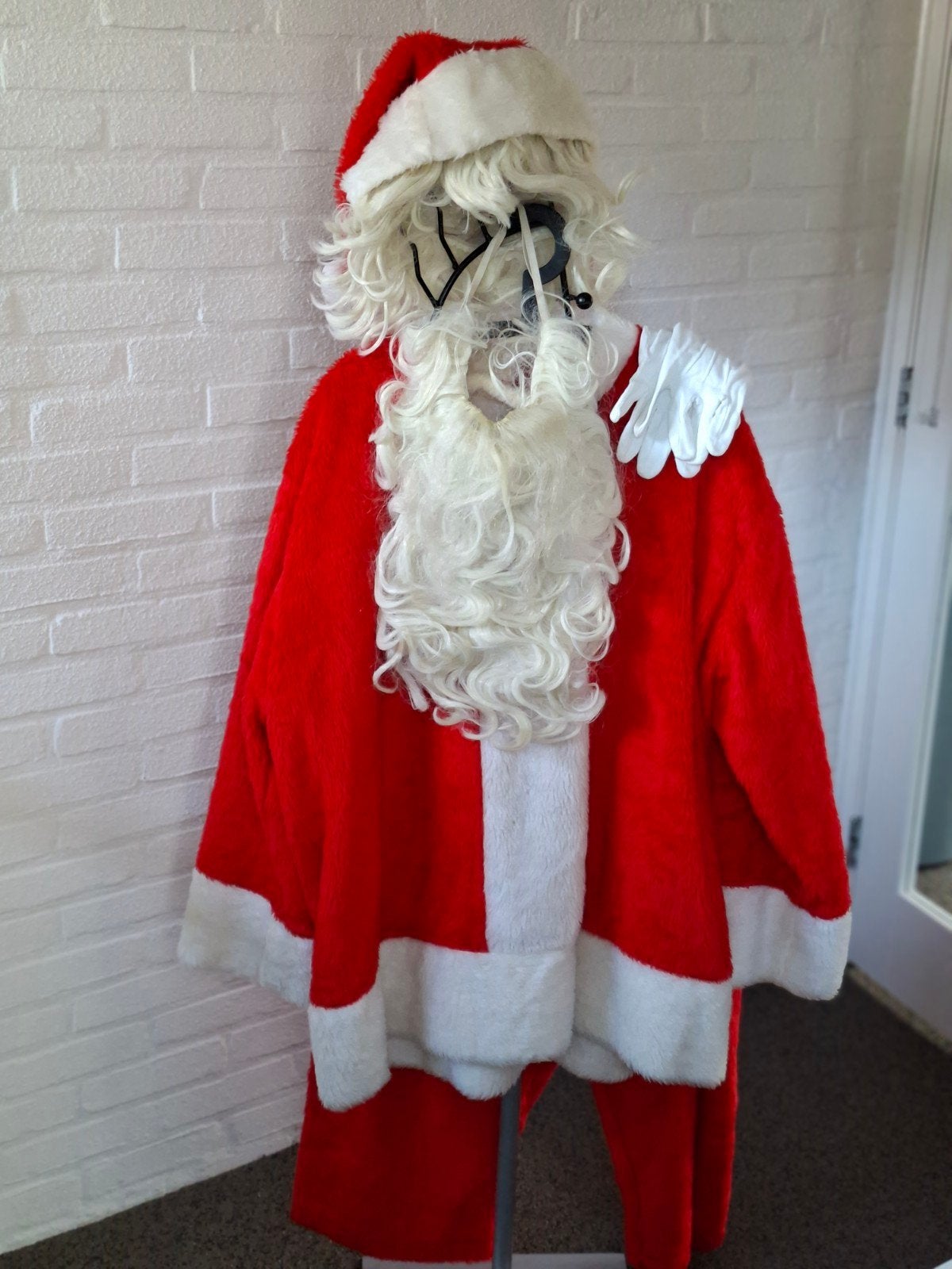 Compleet kerstmankostuum, Ophalen