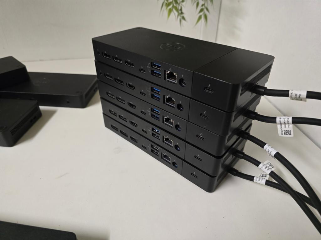 Dell dockingstations - meerdere - 180W - Dell TB - WD - WDS, Computers en Software, Dockingstations, Ophalen of Verzenden, Zo goed als nieuw