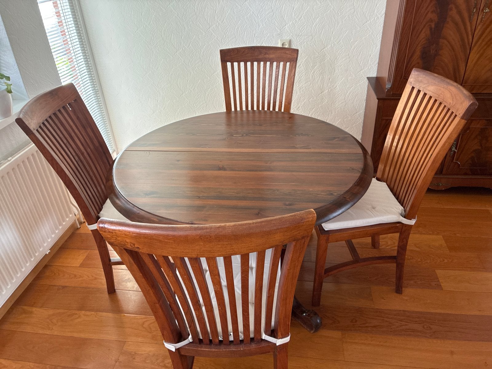 Foto 4 van Uitschuifbare eettafel met 6 stoelen