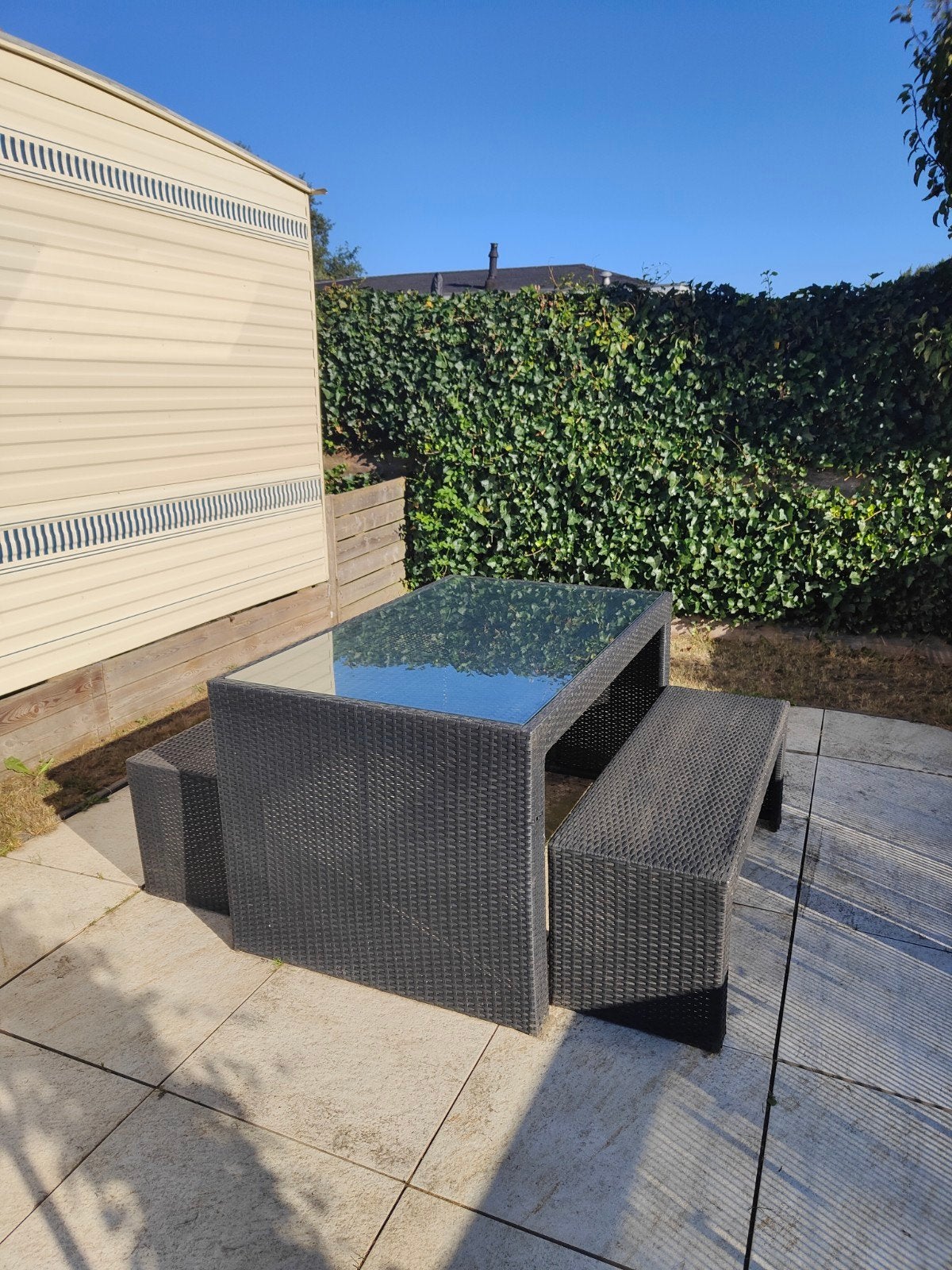 Wicker Tuinset met Glazen Tafel en Bankjes, Ophalen, Gebruikt, 6 zitplaatsen, Wicker