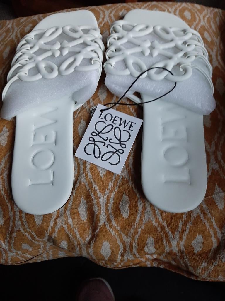 Nieuwe witte Loewe slippers - perfect voor de zomer!, Slippers, Wit, Nieuw, Ophalen of Verzenden